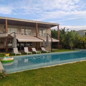 Toldos retractiles en casa de campo