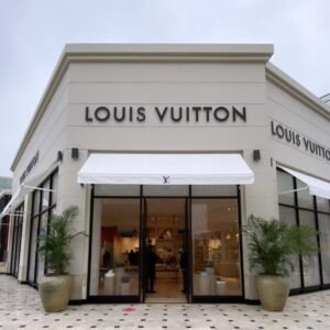 Louis Vuitton Jockey Plaza, toldo enrollable en fachada