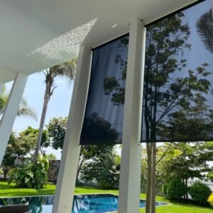 Cortinas de gran formato con malla, en exterior de residencia