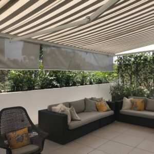 Toldo retractil con cortinas frontales de malla