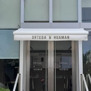 Ortega y Huaman, toldo retráctil en fachada