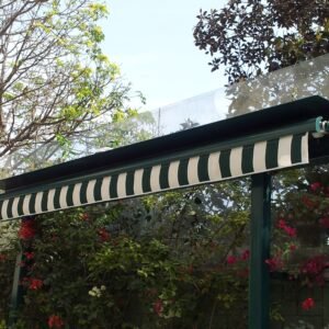 Toldo retráctil cerrado bajo tejado protector con pórtico metálico de soporte